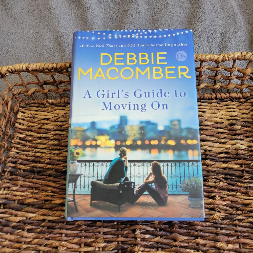 WOMENS FICTION Debbie Macomber A Girls Guide to Moving On First Edition 2016 - Picture 7 of 7